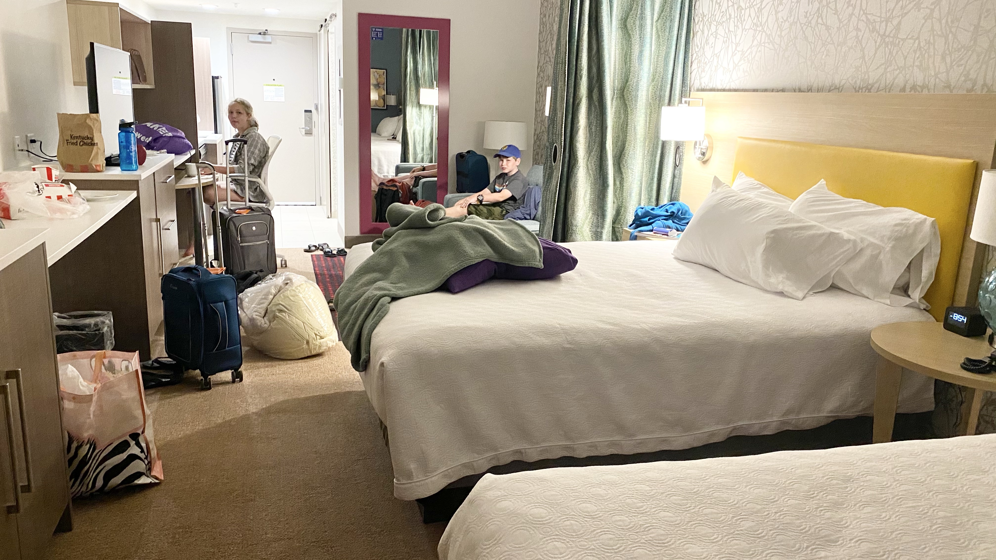 Prioritizing Hotel Stay with Kitchens and Enough Beds